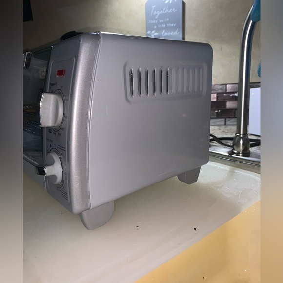 BLACK+DECKER 3 in 1 Toaster Oven & Random Kitchen Utensils - Picture 3 of 14